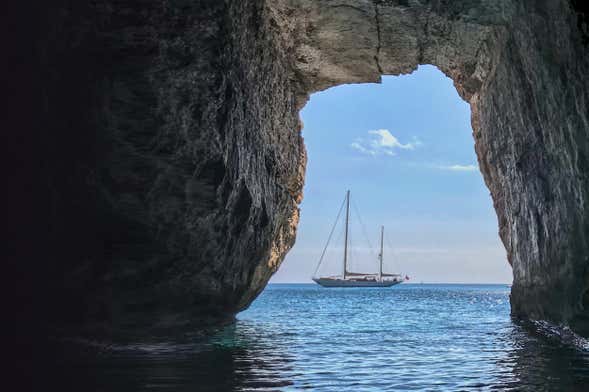 Tour delle grotte marine di Es Canutells in kayak
