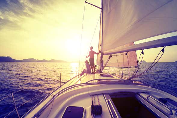 Giro in barca a vela al tramonto