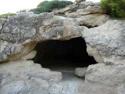 Ingresso di una grotta di Cala Morell