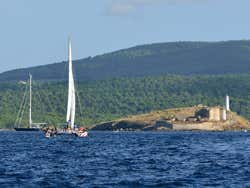 Catamarano entrando a Fornells