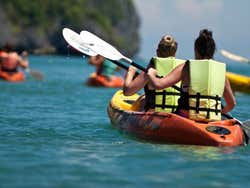 Navigando su un kayak