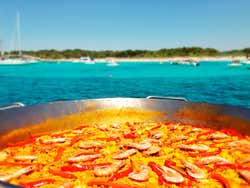 Assaporando una paella a bordo