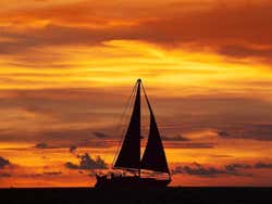 Navigando in barca a vela al tramonto